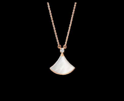  DIVAS’ DREAM necklace in 18 kt pink gold with mother of pearl and pavé diamonds. Ref. 350062 CL856960