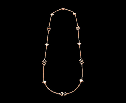  DIVAS’ DREAM sautoir necklace in 18 kt pink gold with mother of pearl and black onyx.  Ref. 350060 CL856967
