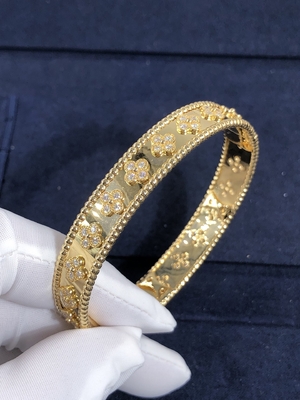 Customization Gorgeous 18k Gold Van Cleef & Arpels PerléE Clovers Bracelet Small Model