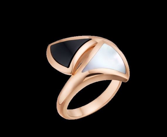   DIVAS’ DREAM ring in 18 kt pink gold ring with black onyx and mother of pearl. Ref. AN857049