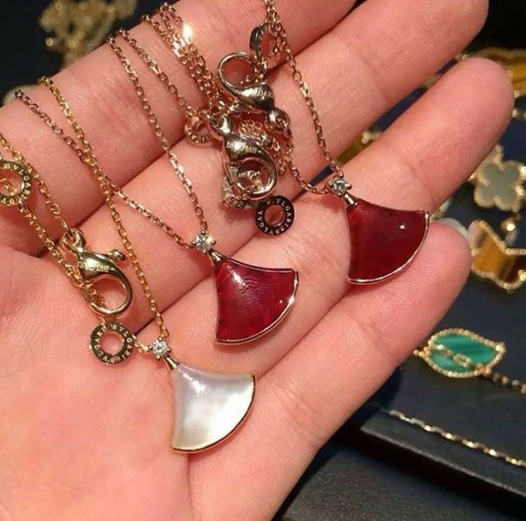 Divas' Dream Necklace in 18K Rose Gold with Mother of Pearl Precious Stone