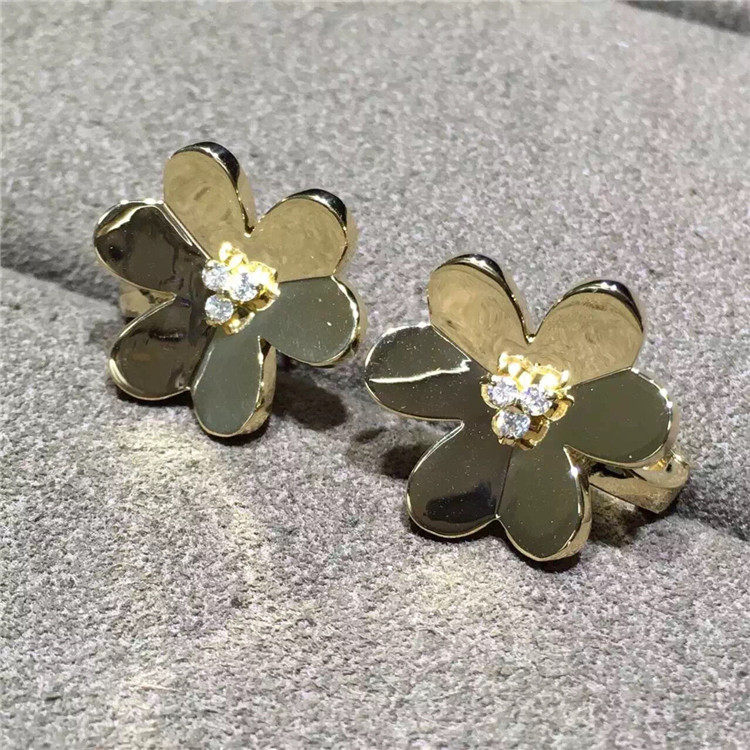 Van Cleef & Arpels Frivole earrings large model yellow gold round diamonds VCARB65900