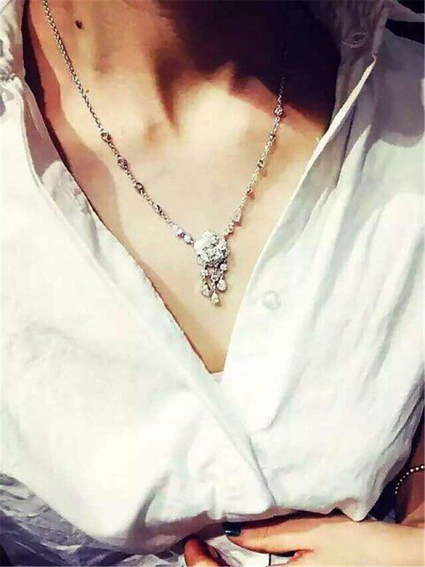 Piaget full diamonds  rose necklace of 18kt gold  with yellow gold or white gold