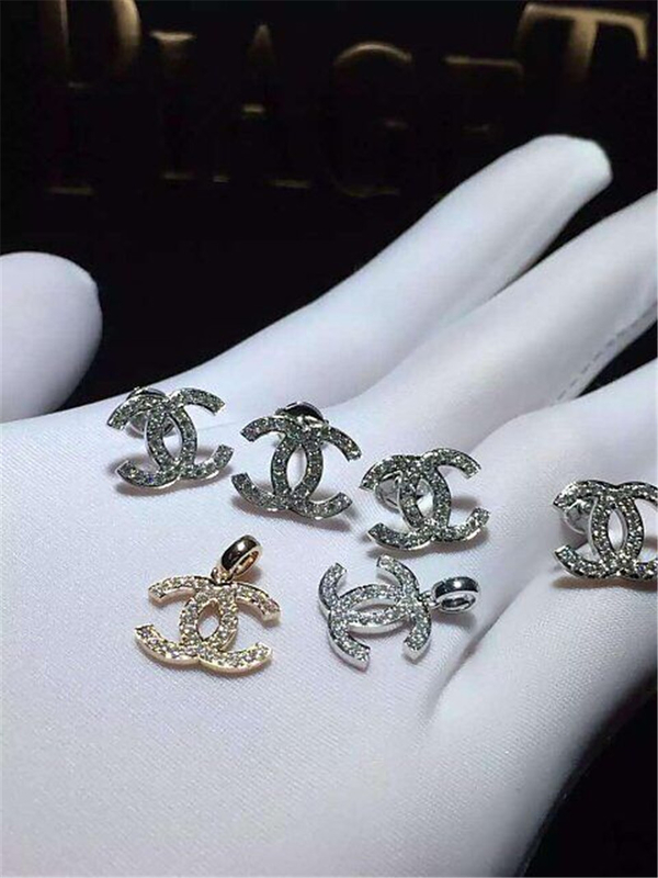  classic full diamond pendant 18kt gold  with yellow gold or white gold