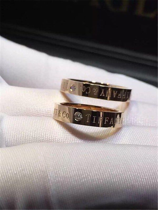   diamonds of engraved  ring 18kt  gold  with white gold or yellow gold