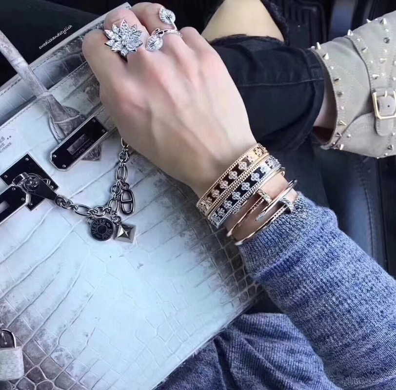 Customization Gorgeous 18k Gold Van Cleef & Arpels PerléE Clovers Bracelet Small Model