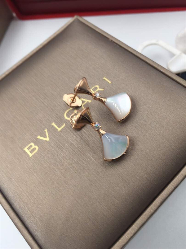 DIVAS'DREAM earrings in 18 kt white gold with mother of pearl and diamonds